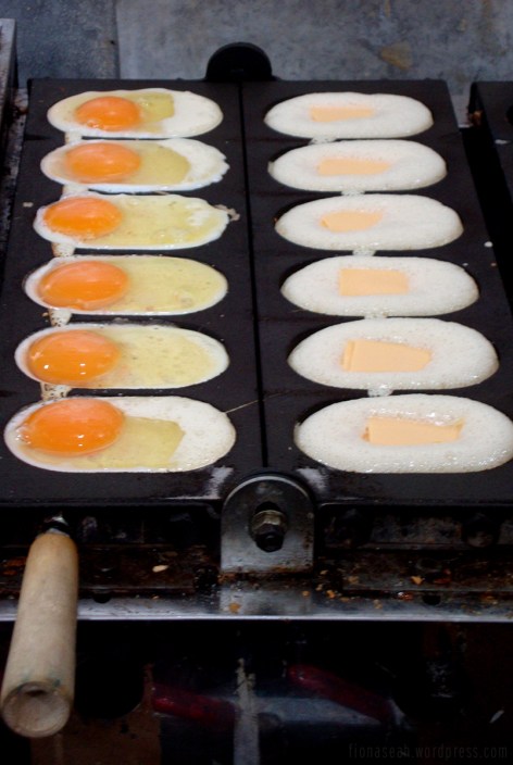 Egg on the left and cheese one the right combined to give you 雞蛋起司 (Egg-Cheese flavour)