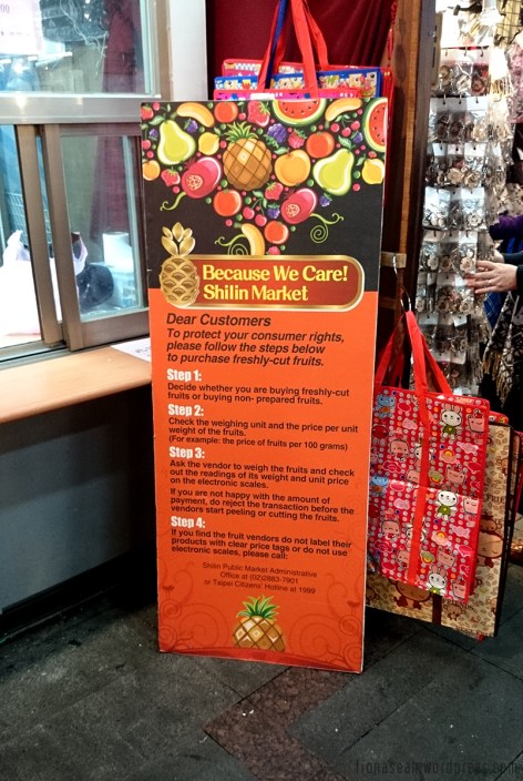 Shilin Night Market is notorious for having overpriced fruits! Stallholders can charge you more than S$10 for a mere packet of cut fruits. I'm glad the authorities did something!