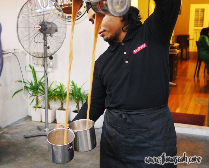 Following that, a Teh Tarik expert from KopieSatu did a Teh Tarik (tea pulling) demonstration!