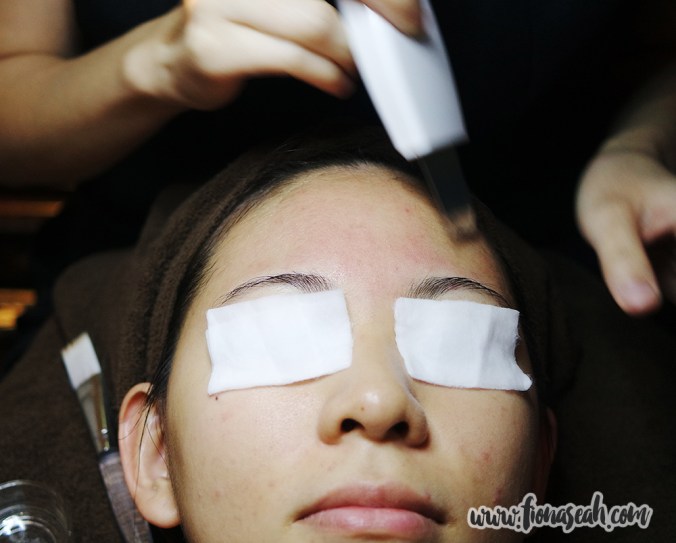 Sonic Cleansing to remove all the impurities and dirt off the skin surface