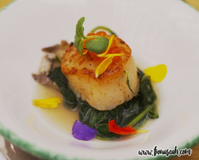 Scallop topped with salmon caviar