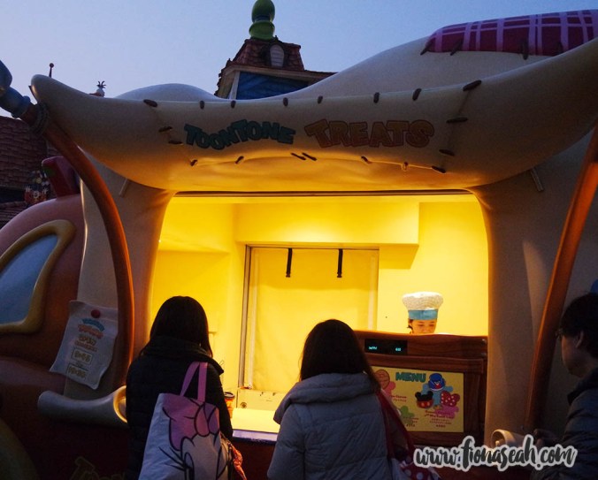 Our appetite became especially ravenous after walking around the entire day in the freezing temperature, so time to grab a bite!