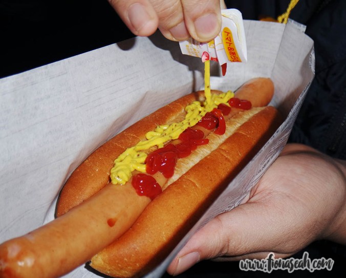 We couldn't help but feel hungry after spending most of the afternoon touring a large area of DisneySea and queuing hours for a ride that lasted less than 10 minutes.. So we treated ourselves to a good ol' hot dog bun! I liked how the condiments came packed in fold-and-squeeze wrappers so we didn't have to dirty our hands!