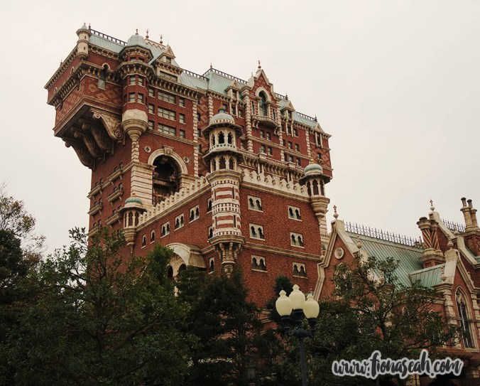 The Tower of Terror houses DisneySea's most exciting attraction - a thrilling, free fall-style ride. It looks scarier at night. As expected, the queue for this was LONG but even if it wasn't, boyfriend would still be too timid to take it. Hence, I was forced to give this a miss..