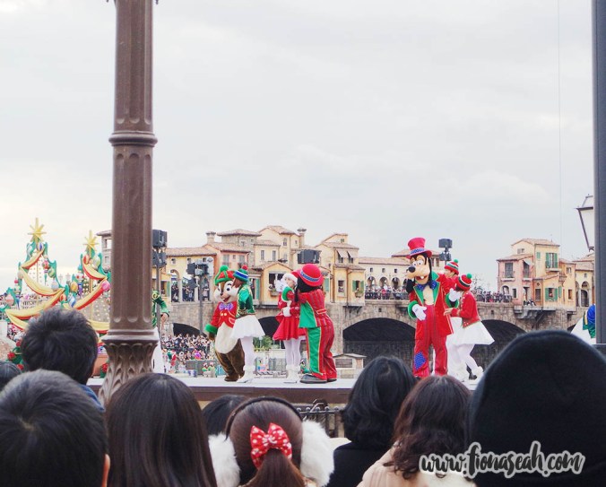 Oh, so this was where the sounds were coming from! Look, it's Goofy and his entourage!