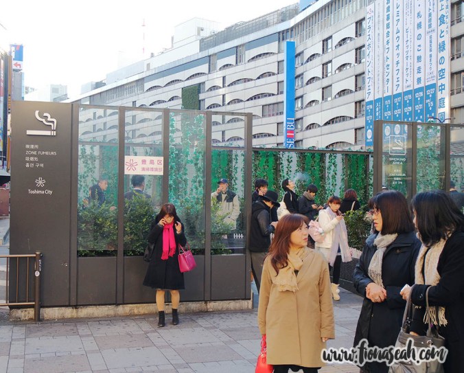 A barricaded smoking corner! Can Singapore please adopt something similar so that all the second-hand smoke can be confined within the area?