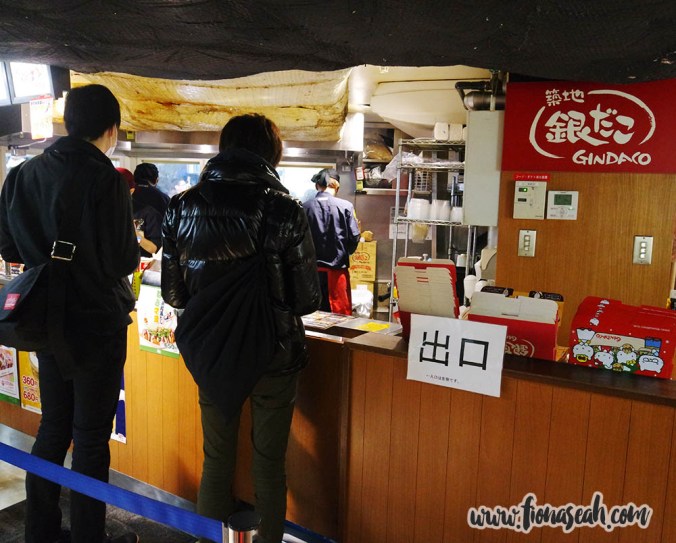 We spotted this and were enticed by the fragrance of the takoyaki~ We were cash strapped after all the shopping and had to trade money at a nearby money changer to buy dinner :/