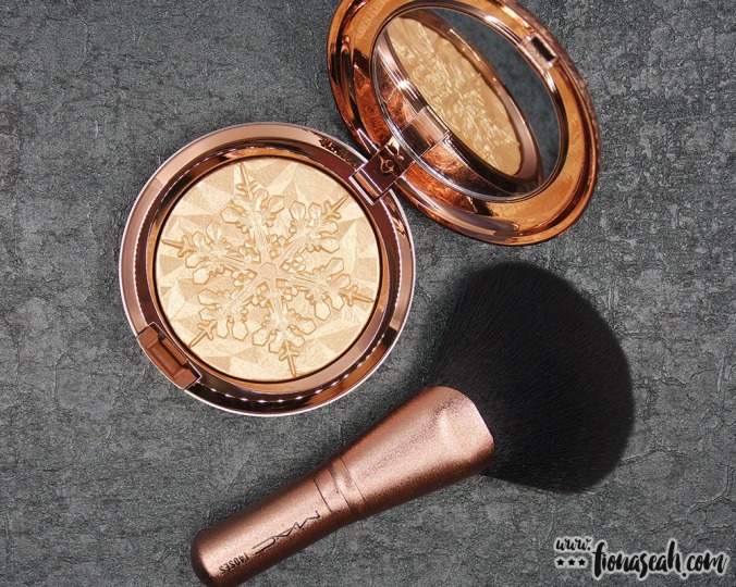 Products in the Face Bag - Extra Dimension Skinfinish in Whisper of Gilt and 140 Synthetic Full Fan Brush