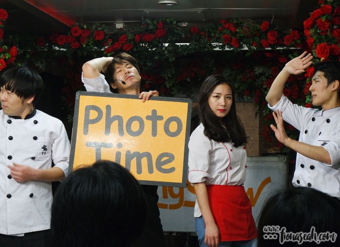 Halfway through the show, the actors froze for a few seconds for the audience to snap some pictures LOL