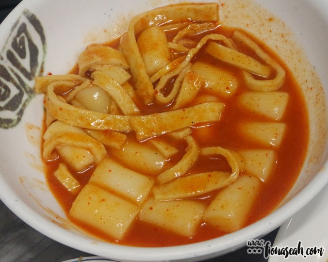 Spicy rice cakes (tteokbokki)