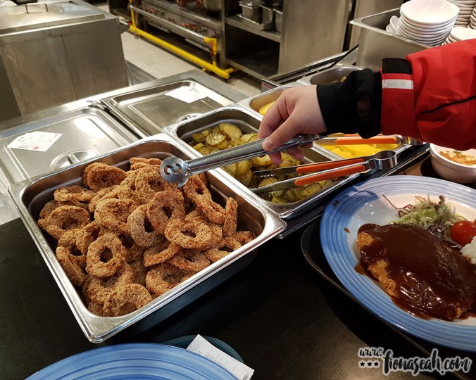 Free flow of unappetising sides.. (those aren't onion rings, in case you're wondering. And no, I still don't know what those were haha)