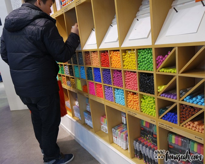Stationery paradise! It's always a joy for me to be surrounded by colourful pens 😍
