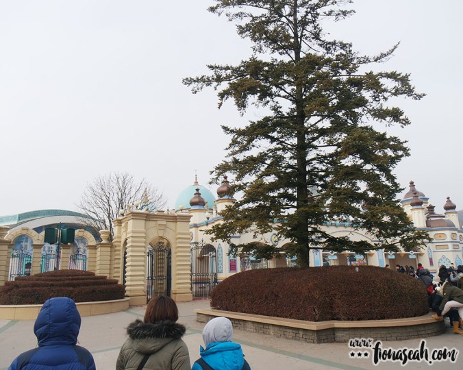 Feeling some Disneyland vibes at the entrance