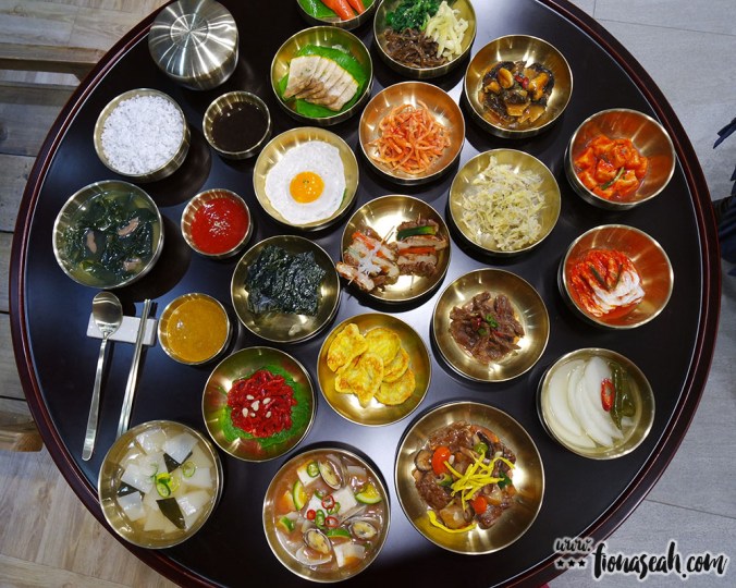 Food replicas - can see, cannot eat 😆 The dishes that contributed to the jeonha's obesity. (But seriously though, that's A LOT of food. Did he share them with his subordinates?!)