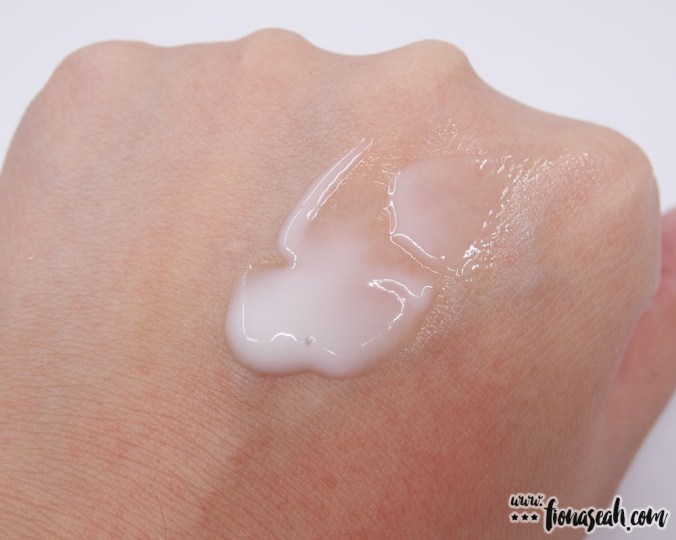 OMEDI Secret White Moist Capture Eye Creme (application)