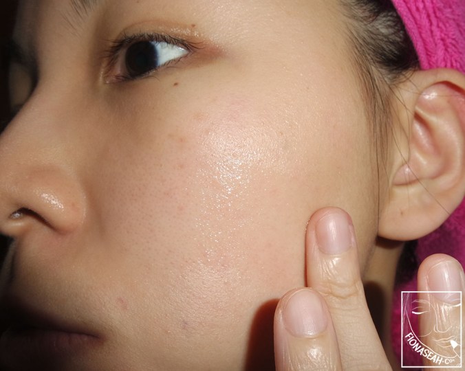 Pump 1 to 2 times and gently spread across the face from the centre outwards